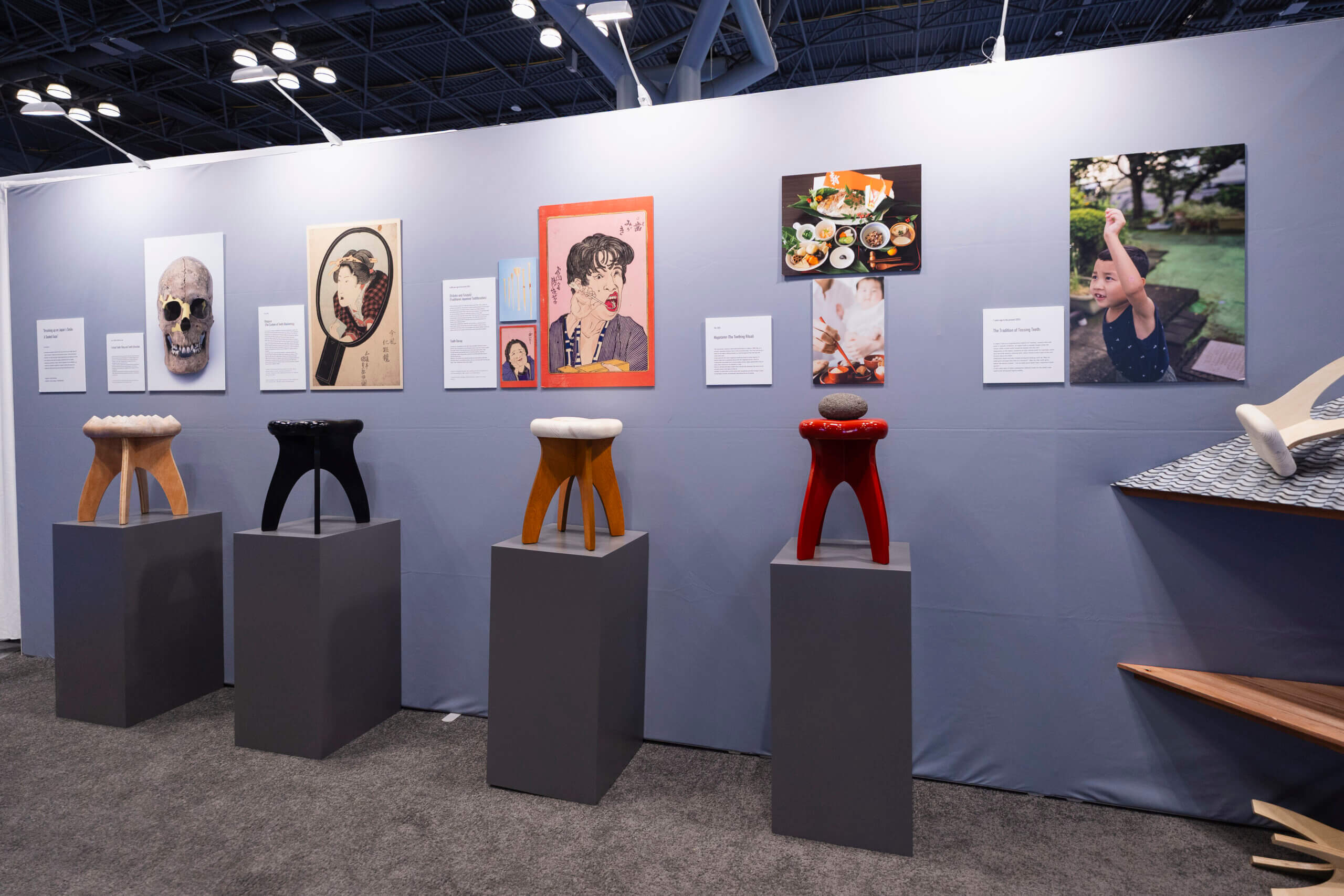 歯の形の椅子「STOOTH」がアメリカの歯科イベントに出展しました