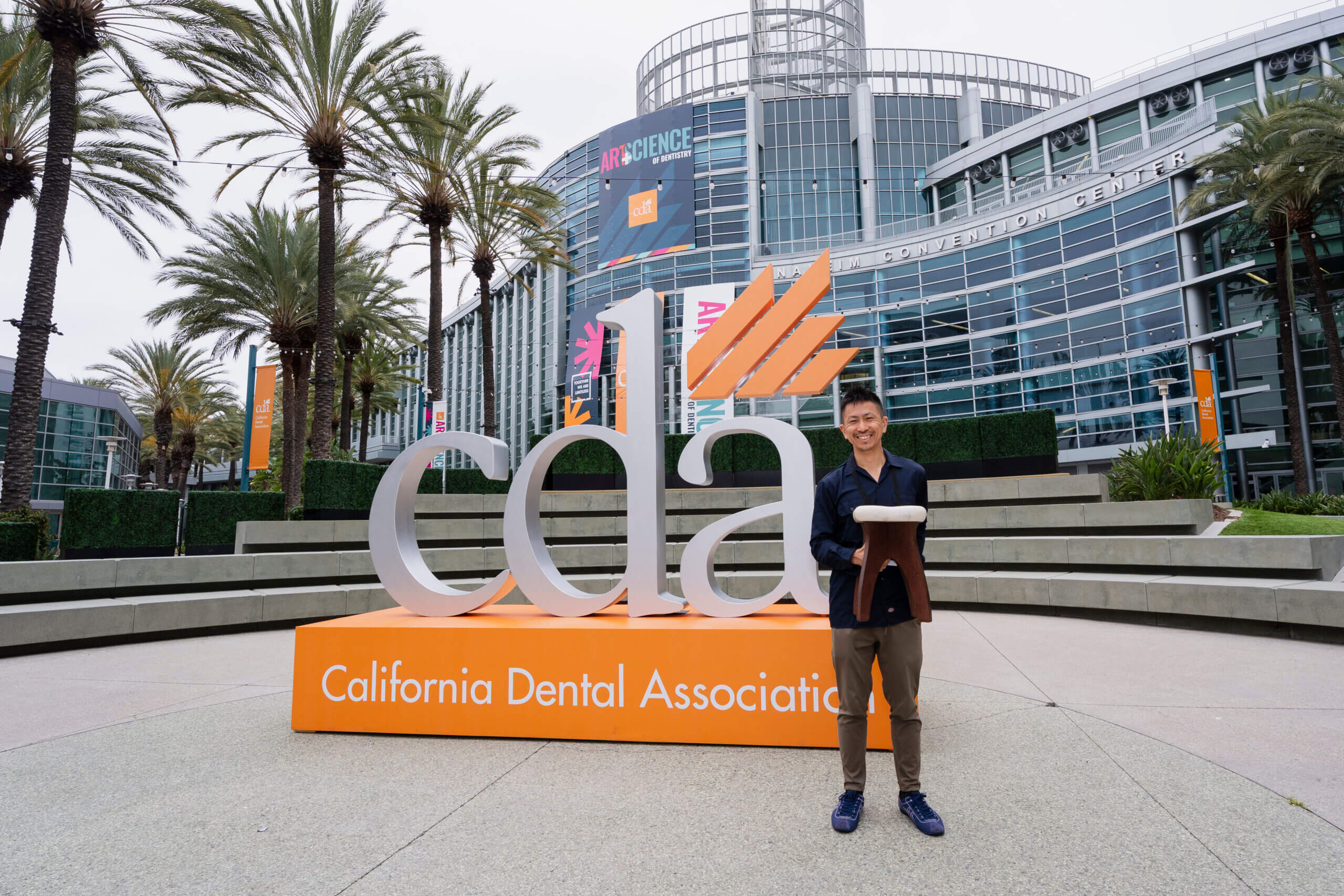 アメリカの歯科学会に歯型の椅子「STOOTH」を出展しました